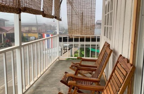 Pak Chom House | Family-Friendly Retreat at Grandpa's House with Full Kitchen