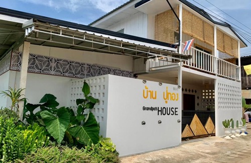 Pak Chom House | Family-Friendly Retreat at Grandpa's House with Full Kitchen