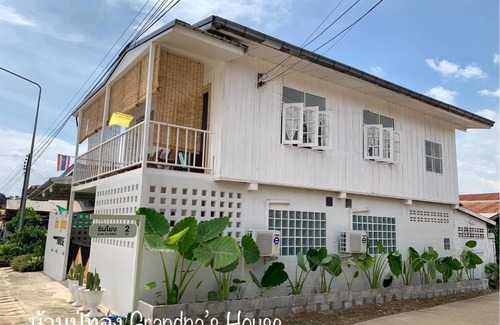 Pak Chom House | Family-Friendly Retreat at Grandpa's House with Full Kitchen