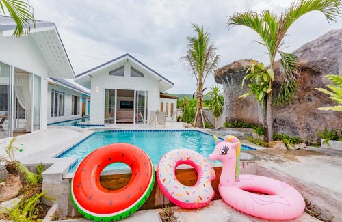 Hua Hin Villa | Discover บ้านพักหัวหิน i Fah: Pet-Friendly with Pool & Hot Tub