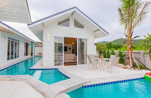 Hua Hin Villa | Discover บ้านพักหัวหิน i Fah: Pet-Friendly with Pool & Hot Tub