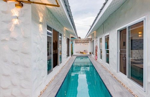 Hua Hin Villa | Discover บ้านพักหัวหิน i Fah: Pet-Friendly with Pool & Hot Tub