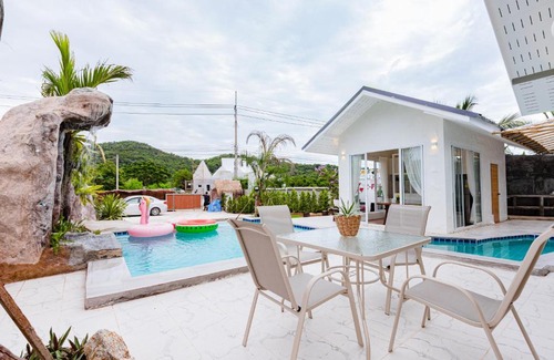 Hua Hin Villa | Discover บ้านพักหัวหิน i Fah: Pet-Friendly with Pool & Hot Tub