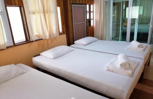 Khanom Resort | Cozy Beachfront Bansonmanee Homestay with Ocean Views