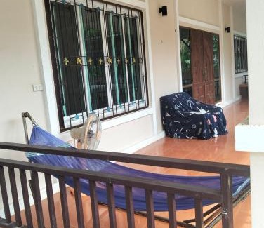 Tha Sut House | บ้านสวนสบายใจโฮมสเตย์ ใกล้มหาวิทยาลัยแม่ฟ้าหลวง ห่างเมือง 20 กม ห่างถนน 2 กม