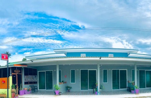 Sichon House | Family-Friendly Stay at บ้านเพชรอาวุธโฮมสเตย์