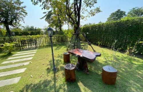 Takhli Hotel | Relax at บ้านเพลิน: Family-Friendly Retreat with Dining