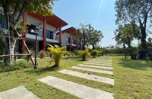 Takhli Hotel | Relax at บ้านเพลิน: Family-Friendly Retreat with Dining