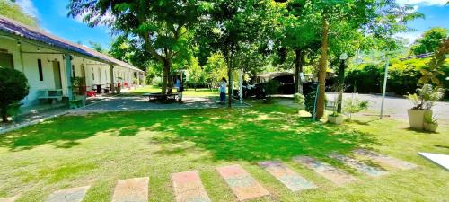 Suan Phueng Hotel | Cozy บ้านไม้หอมบูติค: Family-Friendly Retreat Awaits