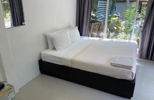 Si Thep Hotel | Family-Friendly Getaway at พิชชาวรี รีสอร์ท with Pool