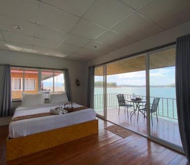 Tha Kradan Hotel | Relax at ภูไพรเลค รีสอร์ท: Pool, Restaurant & Hot Tub
