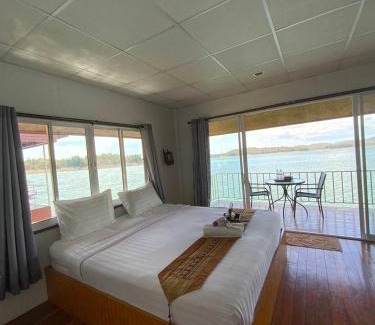 Tha Kradan Hotel | Relax at ภูไพรเลค รีสอร์ท: Pool, Restaurant & Hot Tub