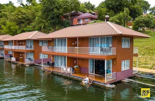 Tha Kradan Hotel | Relax at ภูไพรเลค รีสอร์ท: Pool, Restaurant & Hot Tub
