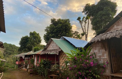 Mok Cham Pae House | Cozy Loon Pa Te Homestay in Pang Ung - Family & Pet Friendly