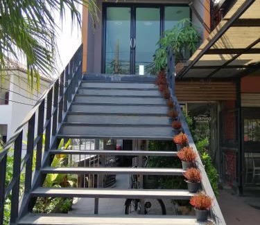 Ayutthaya Hotel | Discover Sri Krung Deluxe Hotel: Pet-Friendly & Family Fun