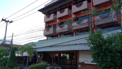 Ayutthaya Hotel | Discover Sri Krung Deluxe Hotel: Pet-Friendly & Family Fun