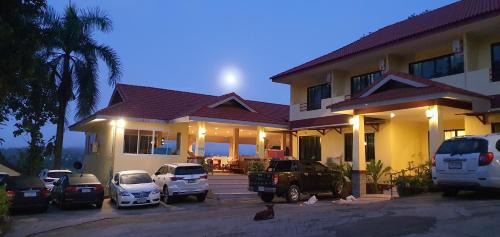 Sangkhla Buri Resort | Discover สังขละการ์เด้นโฮม: A Cozy Retreat with Dining