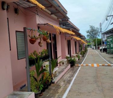 Baan Tai Ski Chalet | Discover Family-Friendly Fun at หาดริ้นเกสท์เฮาส์