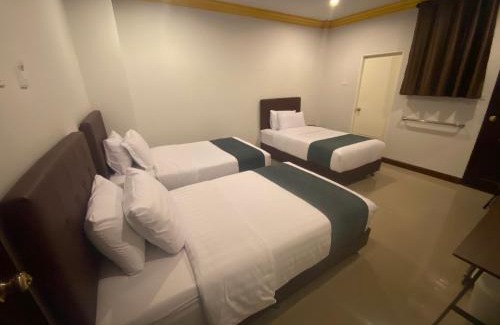 Chaiprakarn Hotel | Comfortable Stay at Anton Place with Hot Tub & Breakfast