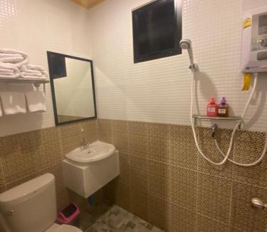 Chaiprakarn Hotel | Comfortable Stay at Anton Place with Hot Tub & Breakfast