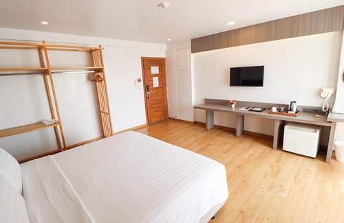 Wong Sawang Hotel | Discover a Cozy Stay with Pool and Breakfast at เทส