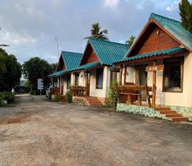 Nakhon Thai Hotel | Pet Friendly Phet Resort: Family-Friendly Amenities Await