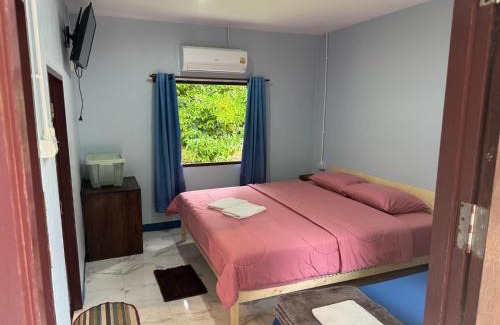 Khlung Bed & Breakfast | Kid-Friendly Getaway at เมี่ยงไม้ รีสอร์ท with Kitchen Access