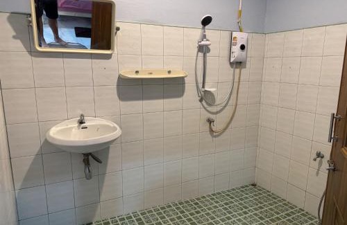 Khlung Bed & Breakfast | Kid-Friendly Getaway at เมี่ยงไม้ รีสอร์ท with Kitchen Access
