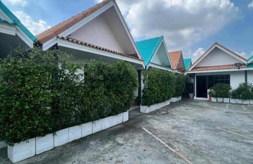 Sam Khok Ski Chalet | Family-Friendly Getaway at เรือนมาลี รีสอร์ท, Rated 8/10