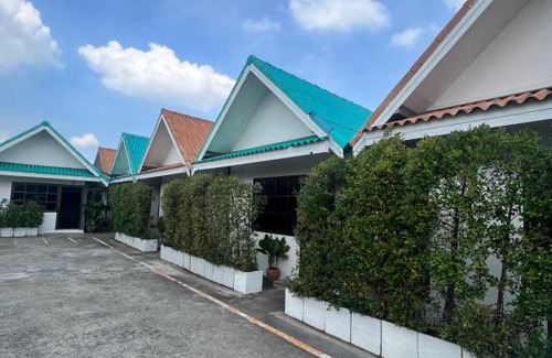 Sam Khok Ski Chalet | Family-Friendly Getaway at เรือนมาลี รีสอร์ท, Rated 8/10