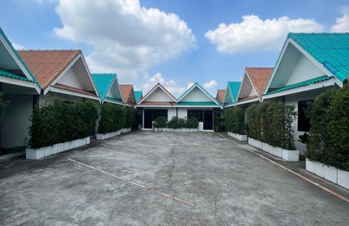 Sam Khok Ski Chalet | Family-Friendly Getaway at เรือนมาลี รีสอร์ท, Rated 8/10