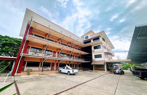 Sakon Nakhon Hotel | Discover โรงแรมกาญจนาสกลนคร: Family-Friendly Retreat