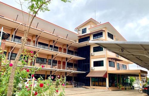 Sakon Nakhon Hotel | Discover โรงแรมกาญจนาสกลนคร: Family-Friendly Retreat