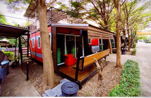 Chum Saeng Hotel | Discover โรงแรมดีเทล: A Child-Friendly Retreat