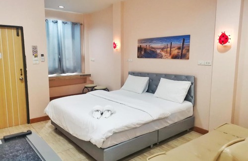 Sattahip Hotel | Enjoy Oceanfront Bliss at โรงแรมประทับใจ
