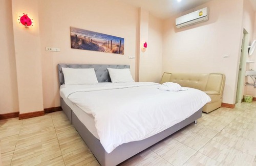 Sattahip Hotel | Enjoy Oceanfront Bliss at โรงแรมประทับใจ