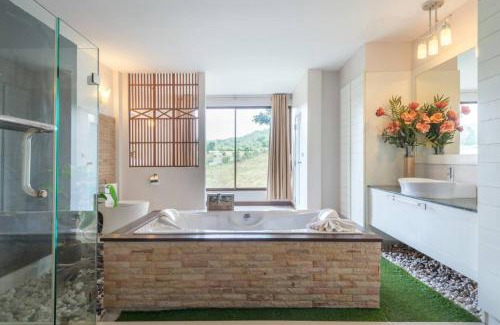 Khanong Phra Hotel | Villa Paradise: Oceanfront Retreat with Pool Amenities