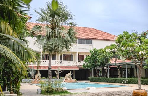Tha Wung Hotel | Comfortable Stay at โรงแรมสบายโฮเต็ล with Pool & Breakfast