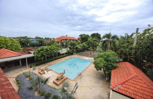 Tha Wung Hotel | Comfortable Stay at โรงแรมสบายโฮเต็ล with Pool & Breakfast