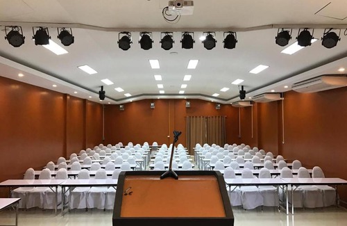 Khlung Hotel | Discover Am Amoonds Hotel: Family-Friendly with Dining