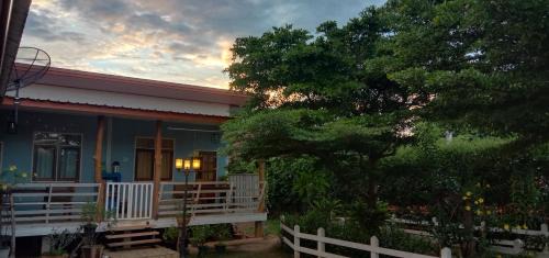 Kaset Sombun House | Homestay Yai Nan: Kid-Friendly Retreat with a Pool