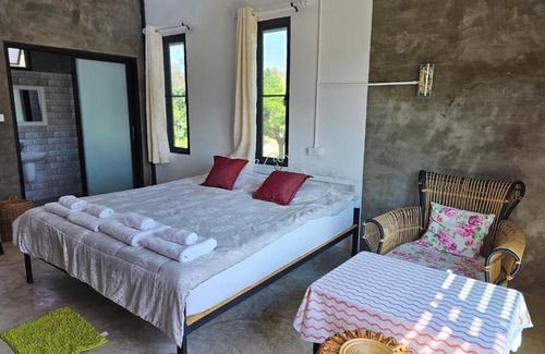 Khanong Phra Hotel | Discover Relaxation at ไร่ปาริชาติ with Pool & Pets Welcome