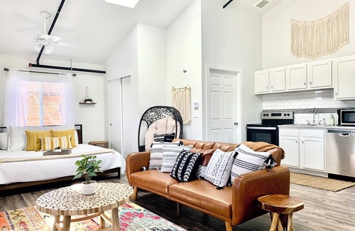 Scenic Heights Apartment | Boho Chic Retreat with Skylights & Fast Wifi - 9/10 Rated