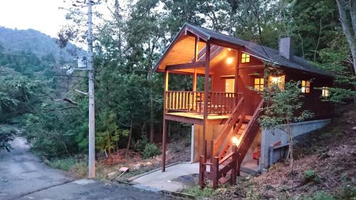 Funai-gun Cabin | Cozy Rurikei Forest Cottage - Family-Friendly Retreat