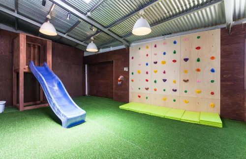 Itoman House | Explore ガジュマルの庭 – Ideal for Families with Pool Access