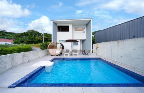 Azama Villa | Elevate Your Stay at クリスタルヴィラ南城 with Hot Tub Access