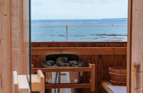 Azama Villa | Elevate Your Stay at クリスタルヴィラ南城 with Hot Tub Access
