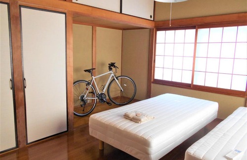 Kamijima-cho House | Cozy ゲストハウスみちしお with Oceanfront Views & Hot Tub