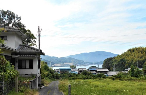 Kamijima-cho House | Cozy ゲストハウスみちしお with Oceanfront Views & Hot Tub
