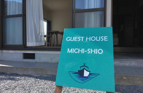 Kamijima-cho House | Cozy ゲストハウスみちしお with Oceanfront Views & Hot Tub